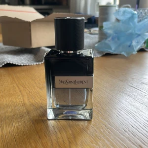 YSL Y Edp Parfym  - Säljer min pojkväns parfym då han beställde fel, helt oanvänd därav priset 60ml!!💕