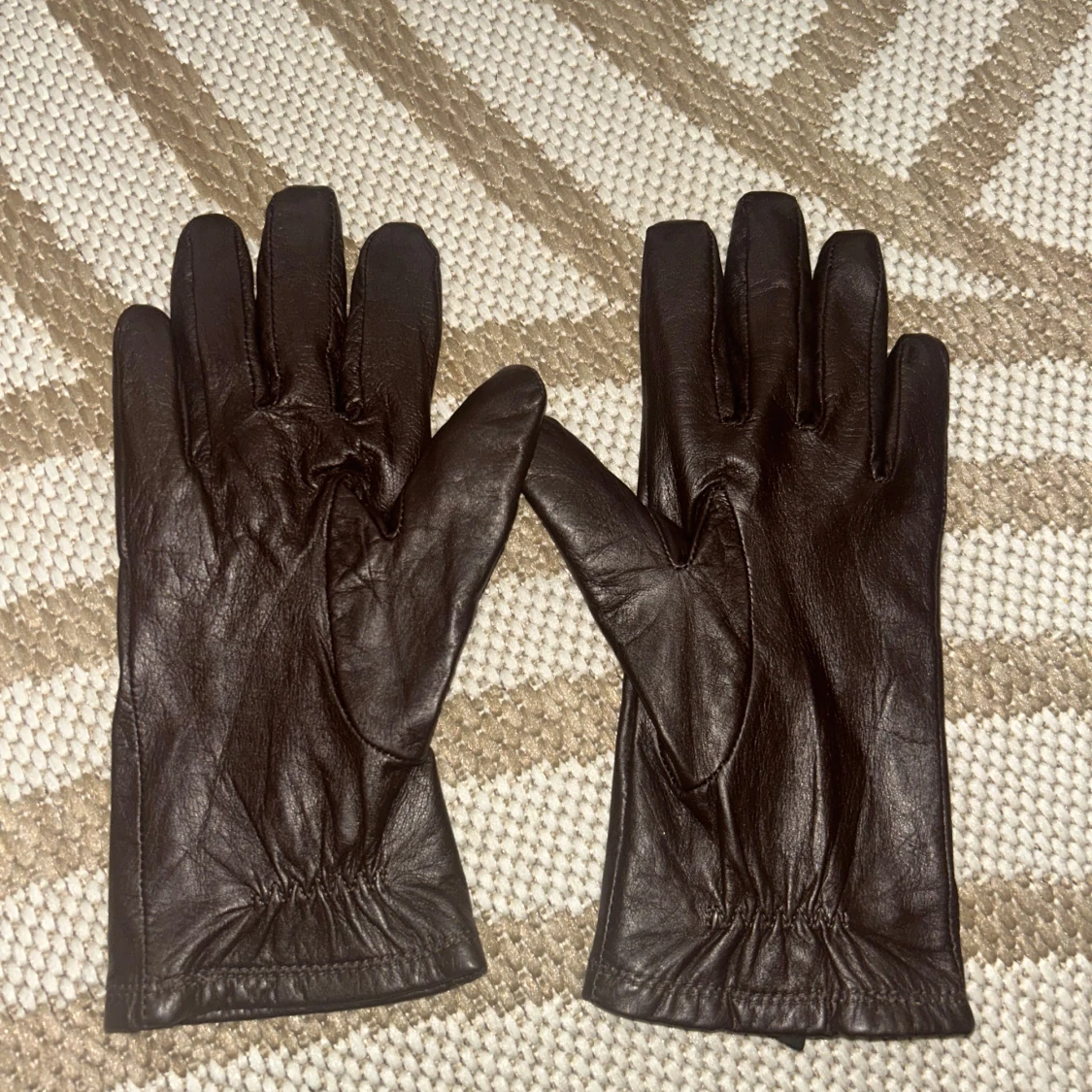 Bruna skinnhandskar