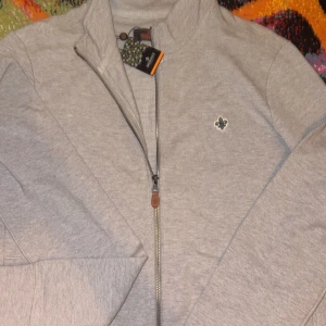 Morris tröja - Helt ny Morris tröja med prislapp kvar på. Skick 10/10 Köpt för 1499