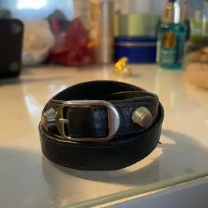 Jättefint armband från balenciaga, ganska använt.💕lite slitet vid spännet men inget som synns när man har på sig det💕3 varv runt armen 