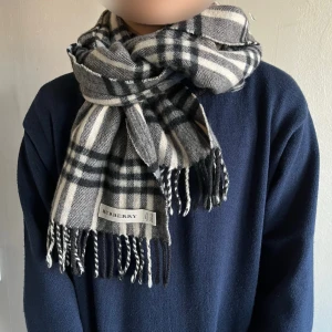 BURBERRY HALSDUK  - BURBERRY HALSDUK Finns i Torslanda Kan prutas vid snabb affär  Nypris 2995kr