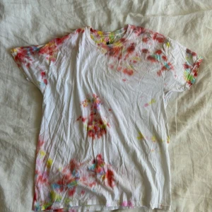 Batik t-shirt  - Köpt på second hand i Köpenhamn. Skön T-shirt med fina färger 