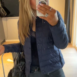 Uniqlo jacka - Säljer denna jätte fina jackan från uniqlo. I mycket bra skick och knappt använd. Är i storlek s men funkar också som m❤️ Pris kan diskuteras. Köpt för 1000