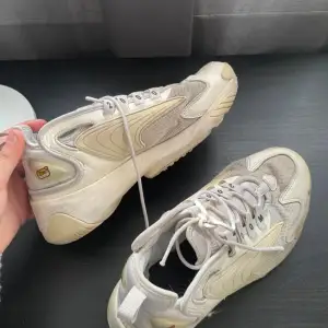 Nike zoom 2k super sköna skor, färgen är lite smutsig men tror det skulle bli som ny med en tvätt Insidan av höger sko har en liten skada också  Men utöver de är skorna i jätte bra skick