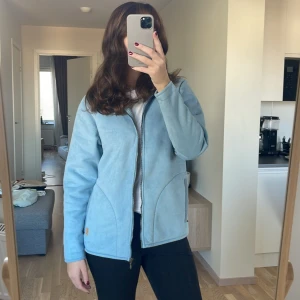 Blå jacka  - Sjukt snygg jacka från Equorian! Fleece där inne💕