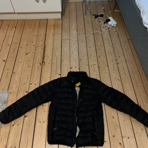 Parajumper ugo storlek s - Jackan är storlek s 