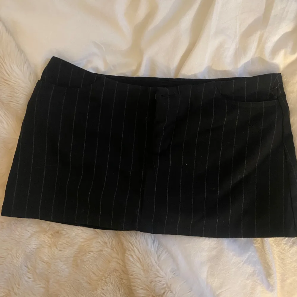 Lågmidjad minikjol med inbyggda shorts. Aldrig använda med lappen kvar. Kjolar.