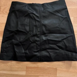 Svart tight skinnkjol - Svart skinnkjol. Matt material. Bra i längden. 