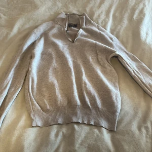 Ralph lauren tröja  - Den är bra skick bara lite skrynklig för den har varit i tvätten men den är ganska ny och använd ett par gånger skicket är typ 9/10