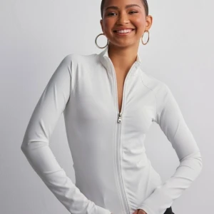 Full zip up kofta Nelly - Säljer min full zip up kofta från Nelly. Nypris är 349kr! Finns inga fläckar alls på koftan utan den är i mycket fint skick! Perfekt att träna i eller bara ha hemma. Använd gärna ”köp nu” funktionen.🥰