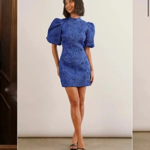 Klänning från margaux x nakd - Oanvänd blå klänning från margaux x nakd. Perfekt till nyår eller vinterfester. Säljer en i guld också! Storlek 44