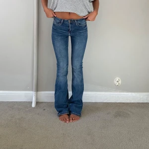 Low waist jeans  - Säljer dessa så snygga lågmidjade jeans  Jag är 169 cm midjemått 34 cm Innerbenslängd 81 cm❤️💘😊