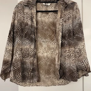 Skjorta - Super snygg och cool skjorta / cardigan, tre kvarts armar ungefär, super fina knappar  Står ingen storlek men skulle nog säga s/m