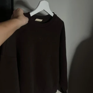 Sweatshirt  - Mörkbrun Sweatshirt från Gina Tricot i storleken S, sparsamt använd. Kom med prisförslag!💕