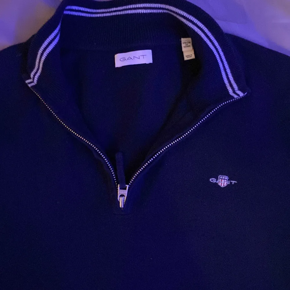 En mycket fin Gant half zip i bra skick. Köpt från KidsBrandStore för 899kr. Storlek 170 men passar mindre. priset ej hugget i sten vid snabb affär . Neuletakit & Villapaidat.