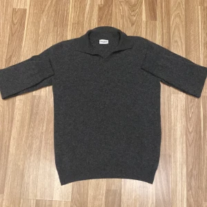 Grå Piké Ull & Kashmirblend - Helt ny och oanvänd tröja från John Henric, jätte skön material. Nypris 1299 (mitt är inte hugget i sten). Säljer pga att den tyvärr var för liten för mig. Hör av er bara om ni har några frågor eller funderingar.