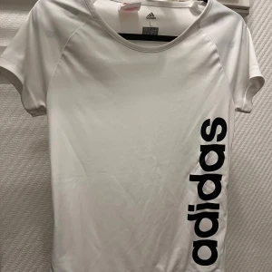 Adidas - T-shirt från Adidas i storlek L (se bild 3). Finns i Skövde men kan fraktas! 