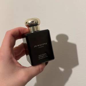 Jo Malone Dark Amber & Ginger Lily 50ml - Endast använd ca 5 gånger. Säljer pga att jag inte känner att doften passar mig. Självklart helt äkta. Har även förpackningen kvar om ni önskar få med den! Ord. pris = 1365kr | Buda