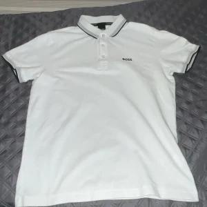 Hugo boss pike - Här har vi en stil ren pike som ändast har används under fest liknande teman. Vilket har lett till att den fortfarande är i ett bra skick. Passar dig perfekt som har storlek M, och är självklart äkta! 