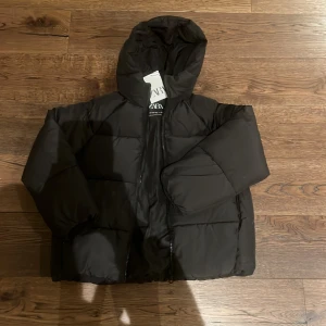 Zara vinterjacka - Såå snygg vinterjacka från zara!! När vi fick hem jackan så var det tyvärr för liten. Den är helt ny med lappar kvar!!