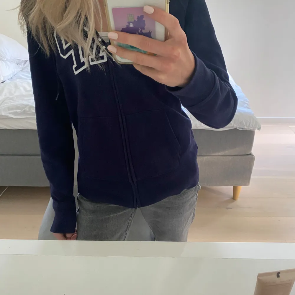 Jag säljer min marinblå gap zip up hoodie. Den är i väldigt fint skick och bara använd få gånger💓. Tröjor & Koftor.