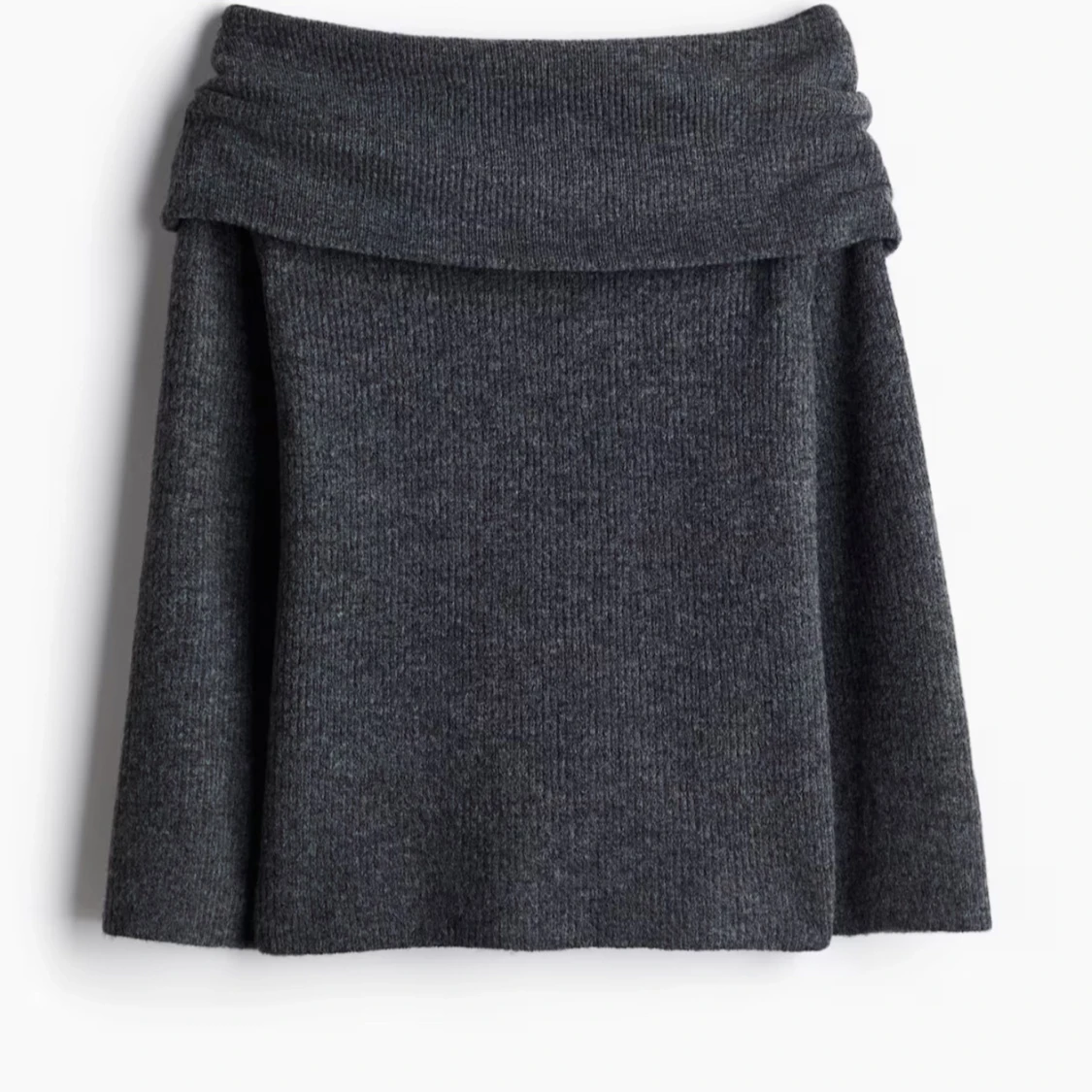 Stickad off-shoulder tröja