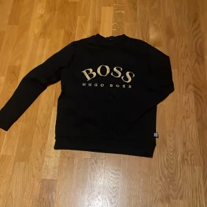 Hugo boss - Hugo boss tröja fint skick storlek M men lite mindre i storleken 
