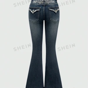 Blå bootcut jeans från Shein - Säljer ett par snygga blå jeans från Shein. De har en cool broderad detalj på bakfickorna, har provat bara 1 gång. dm för bild eller andra frågor❤️