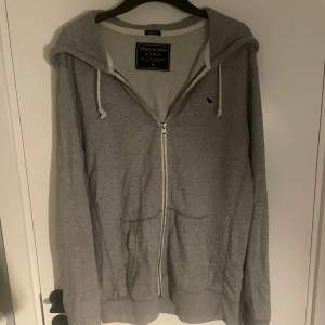 Säljer en aberbcrombie & fitch hoodie för kommer inte till användning. Storlek M. Kan mötas i Gbg, annars står köparen för frakten.