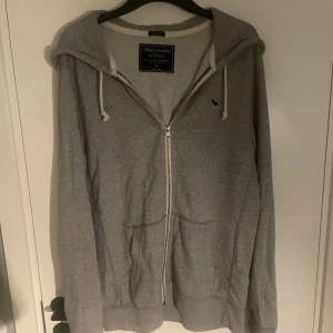Abercrombie & Fitch Zip-up - Säljer en aberbcrombie & fitch hoodie för kommer inte till användning. Storlek M. Kan mötas i Gbg, annars står köparen för frakten.