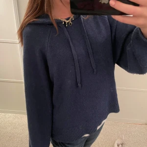 Tjock Mörkblå stickad hoodie - I mycket bra skick💖💖 Köp gärna genom köp nu💕