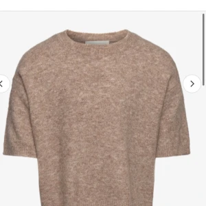 Här hittar du trendiga kläder och asosoarer!😍❤️❤️ - Trendig stickad tröja, den är i bra skick och ändas använd en gång i storlek s men kan även användas i storlek L och priset kan diskuteras☺️