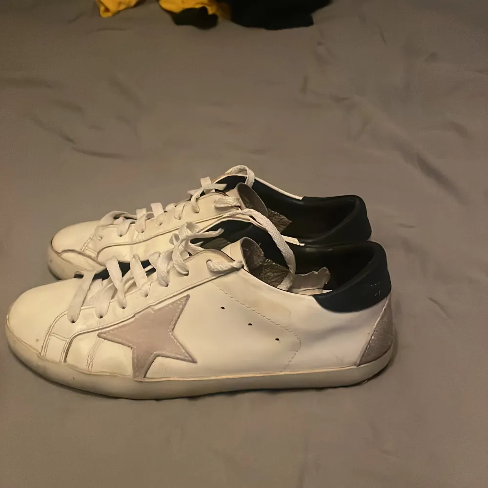 Säljer nu dessa omtyckta golden goose skor då de inte längre kommer till användning, skorna är i bra skick!. Skor.