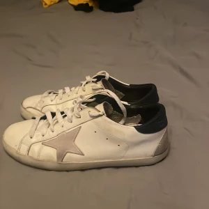 Golden Goose Skor - Säljer nu dessa omtyckta golden goose skor då de inte längre kommer till användning, skorna är i bra skick!
