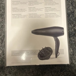 Hårtork Power Smooth 2200 Ny med - Babyliss Hair Dryer Power Smooth 2200 är den ultimata hårtorken för att skapa slätt och glänsande hår på nolltid. Med en kraftfull 2200 watts motor och ett smalt munstycke kan denna hårtork effektivt torka och styla håret med precision. Den keramiska