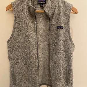 Patagonia väst - Säljer denna sjukt snygga patagonia västen i Storlek L, passar M också skulle jag säga. Perfekt nu fram emot hösten och den är i superfint skick utan deflekter, vid fler frågor eller funderingar är det bara att skriva 