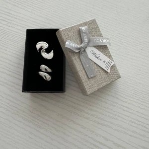 Snygga silver ringar i modern design - Säljer ett par stilrena och moderna ringar i silver.De har en unik, vriden form som verkligen fångar ögat. Perfekta för både vardag och fest! Kommer i en elegant presentask med en fin grå rosett.Passa på att ge bort eller unna dig själv något extra
