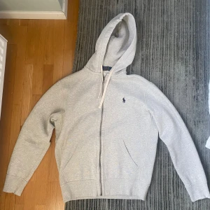 Polo Ralph Lauren tröja - En Polo Ralph Lauren tröja i väldigt bra skick! Använd några gånger.  Pris kan diskuteras.  Storlek S. 