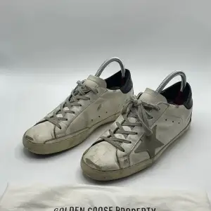 Säljer Golden goose. Helt ok skick. Köpt online. Storlek 40. Dust bag kommer med men inte box. Vid snabb affär sänker jag priset!