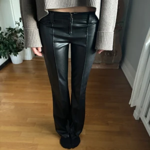 Skinnbyxpr Newyorker  - Väldigt najs skinnbyxor med långa ben och lågmidjad!😍😍😍