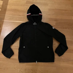Moncler windbreaker  - Säljer nu min moncler windbreaker pga jag köpte för liten storlek. Inge defekter, endast använd en gång av mig. Modellen heter Grimpeur. Bara att höra av dig om du undrar något! 