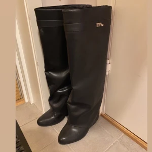 Svarta boots  - Snygga svarta boots i bra skick som inte kommer till användning! 