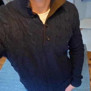 Ralph lauren tröja - En riktigt schysst raffe kabelstickad tröja nu till salu! Skicket är mycket bra och plagget funkar utmärkt till det kallare vädret:)