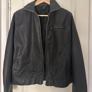 Jacka - Säljer en jacka från HM i storlek xs. Den är i mycket bra skick. Skriv för fler bilder. 