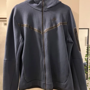 Nike tech - Säljer denna Nike tech navy blue skick 10/10, säljer den då jag inte använder den nypris 1200kr pris kan diskuteras vid snabb affär.