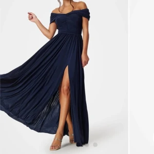 Bal/festklänning bubbleroom  - Säljer min balklänning från bubbleroom i storlek xs, färgen ”navy”. Klänningen är endast använd vid ett tillfälle så den är i nyskick. Nypriset är 1099kr och säljer den för 800kr. Skriv för att få fler bilder med klänningen på💕