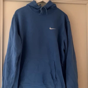 Nike hoodie - Säljer min älskade blå Nike hoodie. Levt i denna!! Bra skick men väl använd