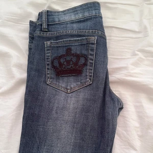 Victoria beckham jeans - Innebensmått: 76cm Midjemått: 39cm Defekter längst ner. Pris kan diskuteras 🤍