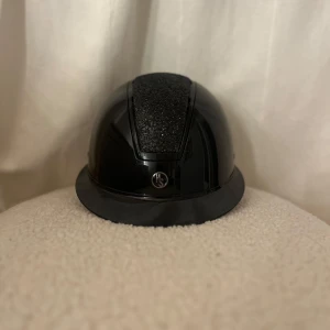 Ridhjälm i jättebra skick  - Säljer min ridhjälm då jag har köpt en ny, jätte bra skick, andvänd Max 5 gånger, aldrig slagit i backen, köpte ny för ungefär 2000