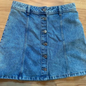 Jeanskjol - Jeanskjol från H&M i storlek 36. Så gott som ny.  Obs. Tänk på att kjolen är för liten för mig på bild tre. Har storlek 38. 